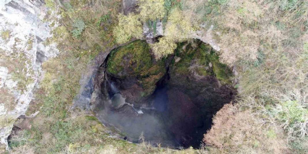 Bildiğiniz tüm mağaraları unutun: İçinden akan şelalesi ve derinliği fark atmaya yetiyor 6